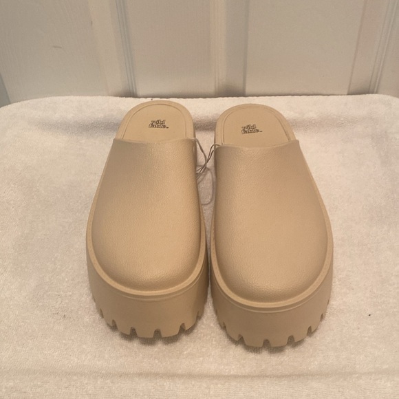 NWOT Wild Fable Tan Slip On Shoes…size 10 - Picture 4 of 6